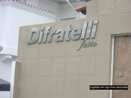 Letreiros, letras caixa, letras bloco, letras em aço inox.