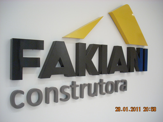 Letreiros, letras caixa, letras bloco, letras em aço inox.