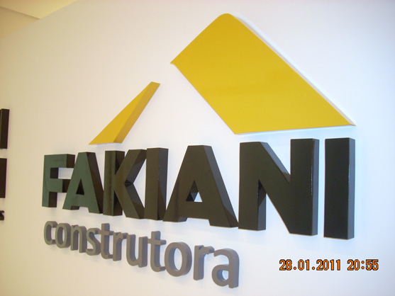 Letreiros, letras caixa, letras bloco, letras em aço inox.