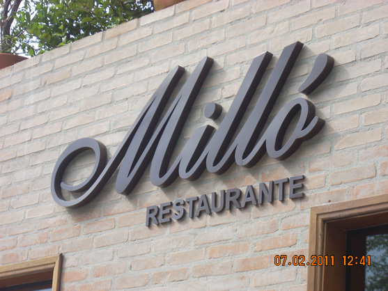 Letreiros, letras caixa, letras bloco, letras em aço inox.