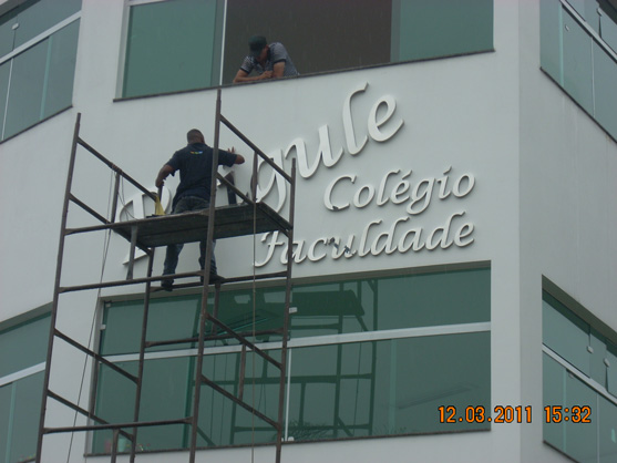 Letreiros, letras caixa, letras bloco, letras em aço inox.