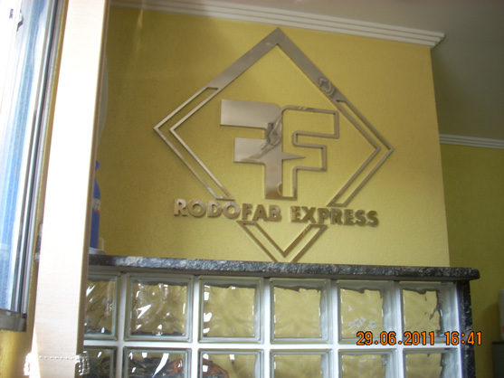 Letreiros, letras caixa, letras bloco, letras em aço inox.