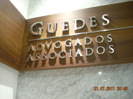 Letreiros, letras caixa, letras bloco, letras em aço inox.