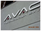 Logotipo em aço inox escovado.